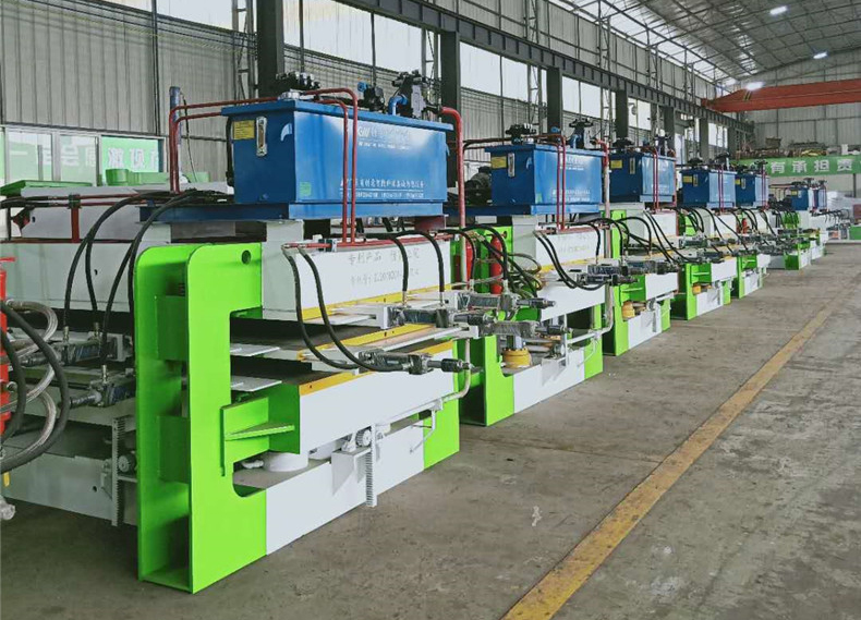 車(chē)間拼板熱壓機(jī)采用不銹鋼板，提高使用壽命；四面?zhèn)葔簾o(wú)縫對(duì)接