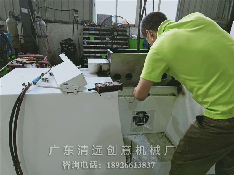 工廠(chǎng)生產(chǎn)車(chē)間工人正在安裝制造多片鋸機(jī)器