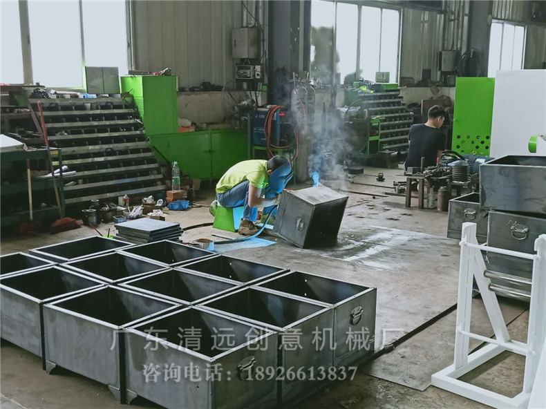 生產(chǎn)車(chē)間一角，工人正在生產(chǎn)圓木多片鋸