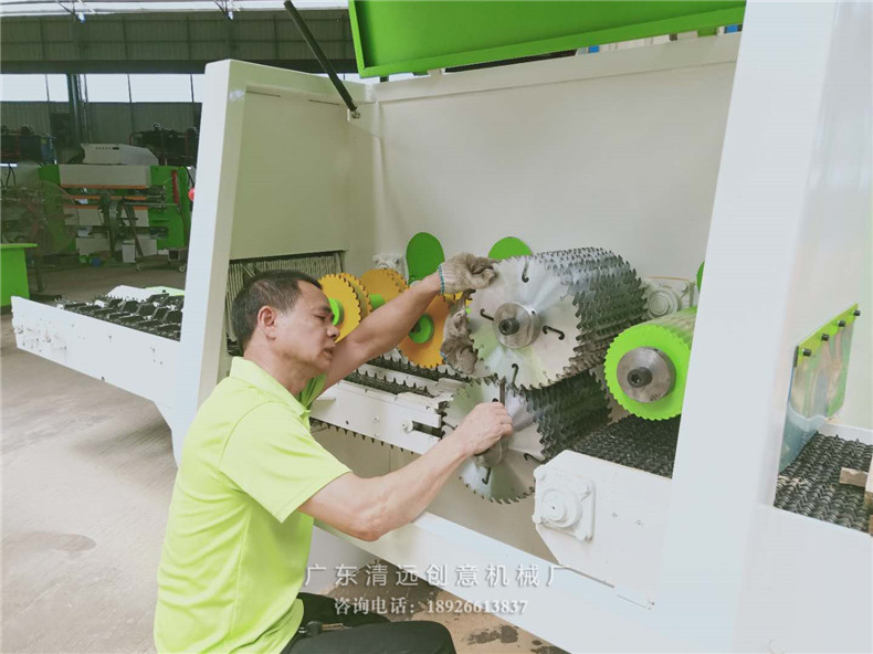 工廠技術(shù)師傅在調(diào)試安裝多片鋸鋸片，采用的超薄鋸片，出材率高達(dá)80%