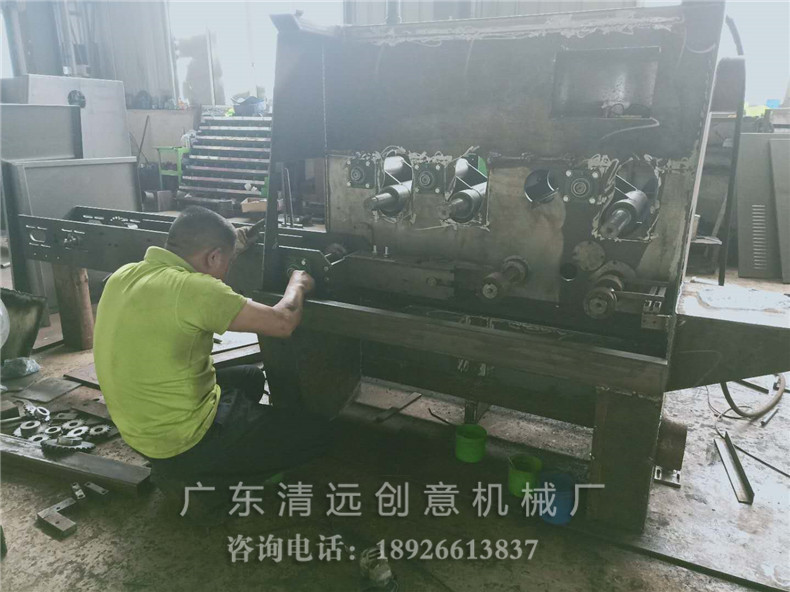 工廠生產(chǎn)車間一角，工廠正在制造圓木多片鋸機(jī)器