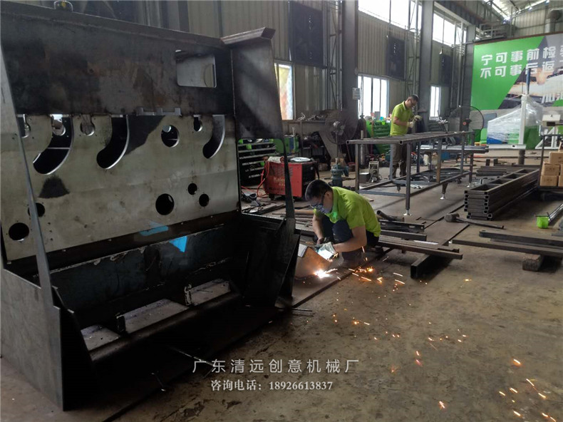 多片鋸生產(chǎn)車間一角，工人師傅正在制造圓木多片鋸機器