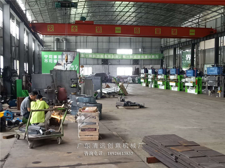 多片鋸生產(chǎn)車間一角，工人們正在認真有序的工作