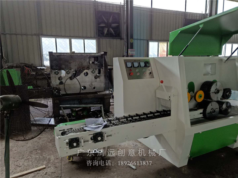工廠生產(chǎn)車間正在生產(chǎn)的圓木多片鋸機(jī)器，采用V型鏈條送料更穩(wěn)，超薄鋸片更省材