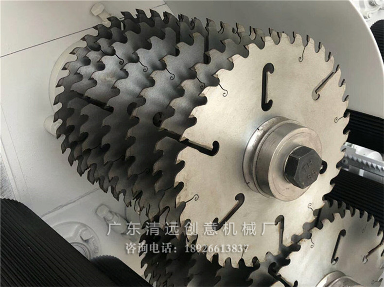 圓木多片鋸采用超薄鋸片，出材率高，鋸片設有散熱孔和消音孔