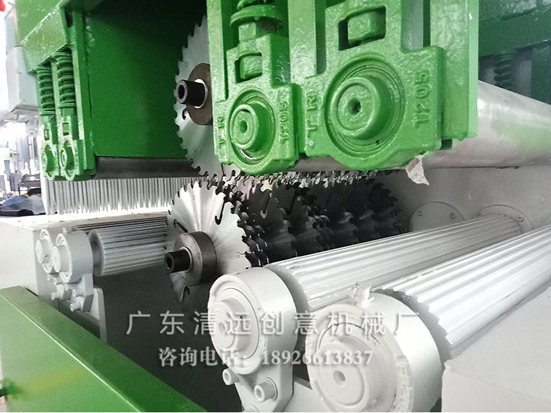 方木多片鋸采用上下多片鋸，省力更省料，鋸路光滑