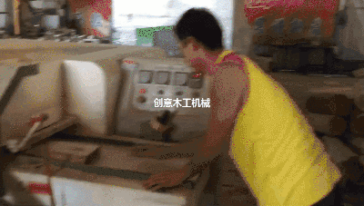 木材加工廠使用每臺每天平均出板材50立方的方木多片鋸生產(chǎn)，速度快，高效率