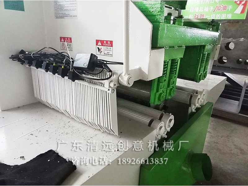 方木多片鋸軸心運(yùn)用噴水設(shè)計，合理降溫，不易燒鋸片