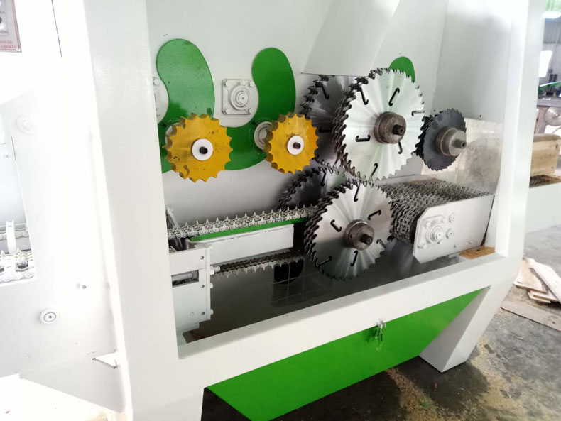 圓木多片鋸是有良好排泄系統(tǒng)的多片鋸設(shè)備，定時(shí)清理鋸片和隔套，避免噴水孔堵塞