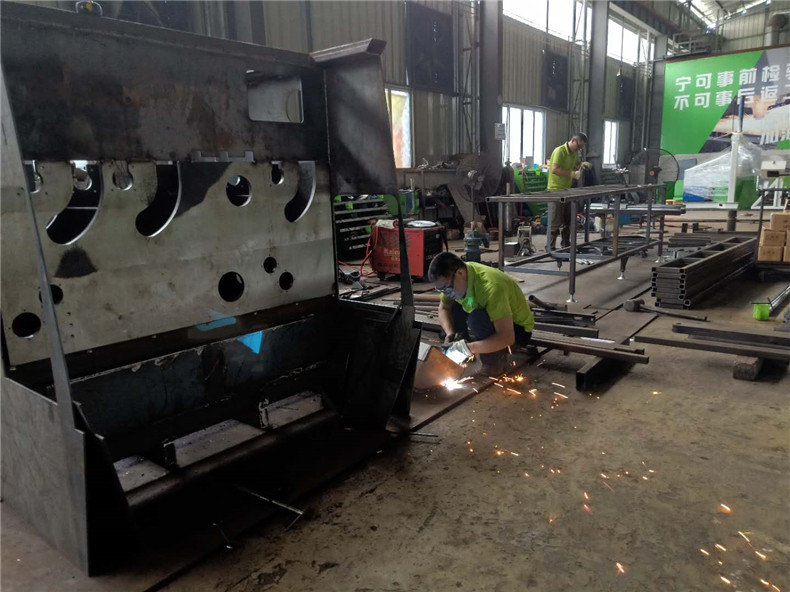 多片鋸機器生產(chǎn)車間，多片鋸具有穩(wěn)定、高效、安全、操作簡單等優(yōu)勢