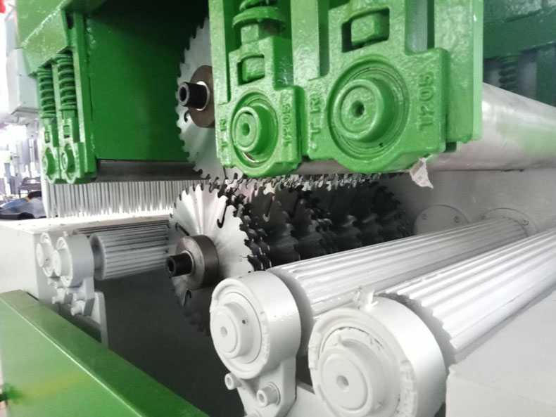 方木多片鋸采用上下升降壓輪夾緊，進(jìn)料出料更穩(wěn)