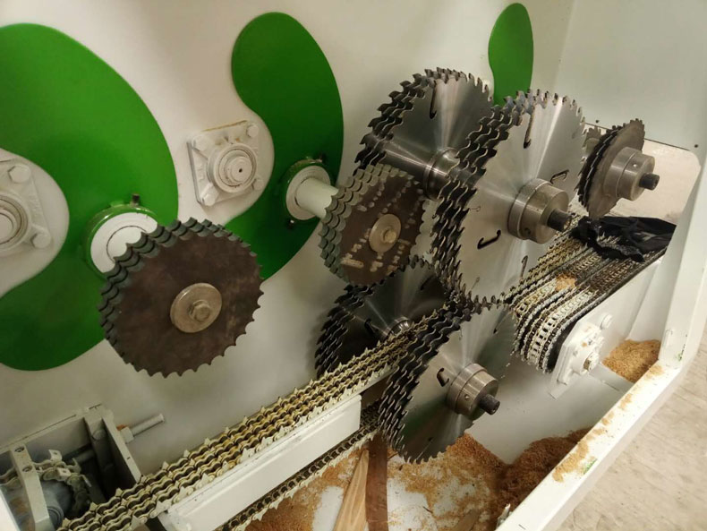 350圓木多片鋸開(kāi)出的板厚度很標(biāo)準(zhǔn).厚薄誤差不會(huì)超過(guò)5個(gè)絲，板面光滑，像壓刨刨過(guò)的一樣