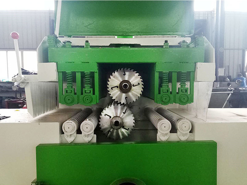 上下軸方木多片鋸合金鋸片每工作8小時應修整好，墊套需用擦機布擦干凈