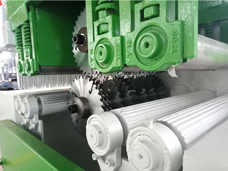 卡板料方木多片鋸開板有臺(tái)階，檢查多片鋸鋸片間的墊套中是否有木屑，因木屑導(dǎo)致墊套變厚，鋸片不在同一水平面