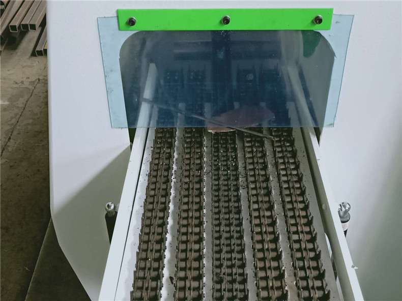 圓木多片鋸出材每天每臺(tái)設(shè)備可出20-30方木材，同時(shí)由于鋸片隱藏在機(jī)殼內(nèi)部，安全性得到很大提高