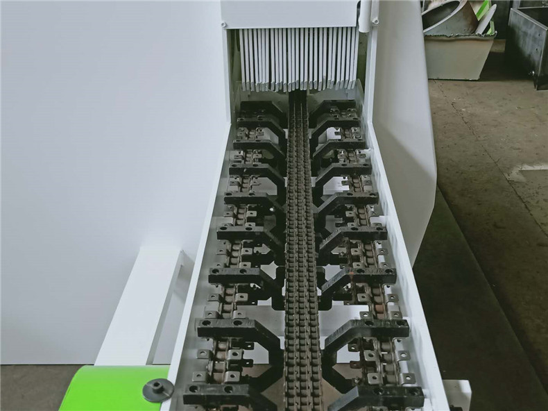 圓木多片鋸在鋸切時木材的進給量也和鋸面光滑度有一定的關系，進給量過快，會使每齒的鋸切量增大，容易造成鋸面粗糙