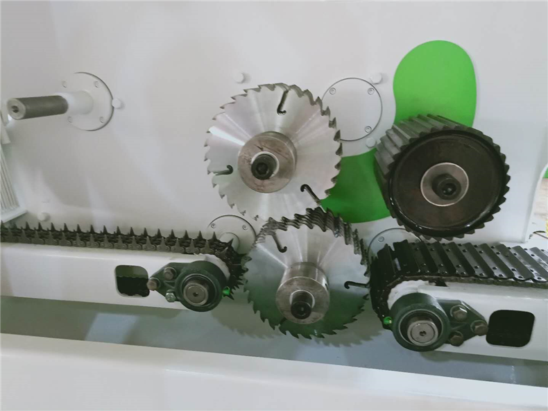 圓木多片鋸出現(xiàn)送料不順暢，原因主要有送料電路、變速機(jī)構(gòu)鏈條、皮帶等裝置的影響