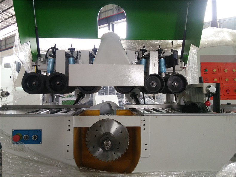 單軸方木多片鋸采用是進口超薄合金板體的鋸片，出材率高達90%以上