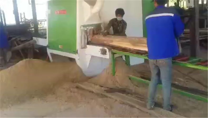 350型圓木多片鋸，可鋸直徑200~350MM的圓木開(kāi)破加工，智能變頻V形鏈板送料，圓木自動(dòng)對(duì)中，送料強(qiáng)勁有力，操作安全。