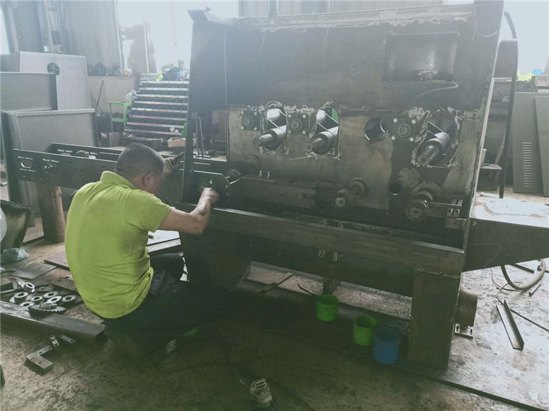 使用圓木多片鋸時(shí)被切割材料應(yīng)固定，發(fā)現(xiàn)聲音和振動(dòng)異常、切斷面粗糙、彎曲時(shí)應(yīng)停止作業(yè)，及時(shí)檢查，排除故障。