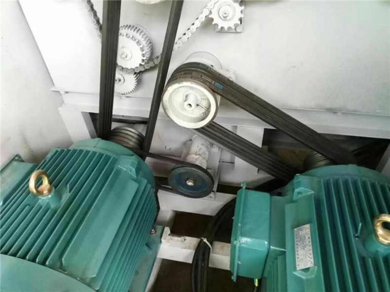 木工多片鋸齒輪齒面磨損：潤滑油不足或油質(zhì)不清潔會造成齒面磨粒磨損，使齒廓改變，側隙加大，以至由于齒輪過度減薄導致斷齒。