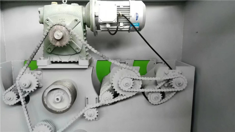 木工多片鋸齒輪在實踐嚙合過程中，既有相對翻滾，又有相對滑動，并且相對滑動的摩擦力在節(jié)點兩邊的方向相反，然后發(fā)生脈動載荷。當“點蝕”擴展連成片時，構成齒面上金屬塊脫落。