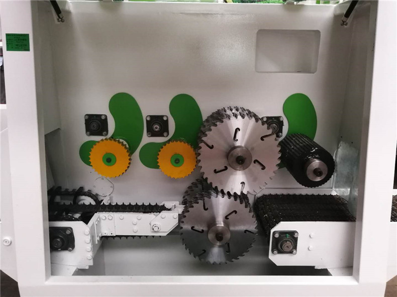 不管是木托盤圓木多片鋸還是方木多片鋸，鋸片是多片鋸不可缺少的重要組成部分，鋸片的好用直接影響到后續(xù)的工作運行。