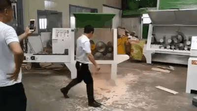 選購(gòu)新型圓木多片鋸首先從圓木的直徑來(lái)考慮，不同型號(hào)的新型圓木多片鋸可以滿足的圓木直徑不同，我們需要根據(jù)自身需要切割的圓木直徑來(lái)選擇合適范圍的機(jī)器。