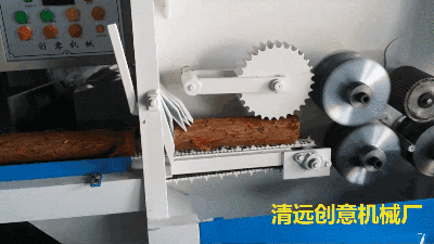 選購(gòu)新型圓木多片鋸，其次從圓木的長(zhǎng)短來(lái)考慮，有些原木多片鋸機(jī)型雖然價(jià)格較低，但是它僅僅只適合短圓木加工，如企業(yè)自身有需要切削長(zhǎng)圓木，那就必須要考慮能夠加工長(zhǎng)園木多片鋸。