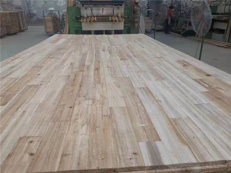 指接板圓木多片鋸加工杉木芯板日產(chǎn)量1000張指接板生產(chǎn)的全流程，集斷料、開方、出片、修邊、拼接的生產(chǎn)過程。