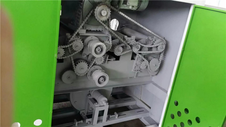 空轉(zhuǎn)的情況下，木工圓木多片鋸的主軸有異響噪音過(guò)大，可能是軸承損壞或出現(xiàn)問(wèn)題，如果主軸裝有鋸片墊套的情況下出現(xiàn)過(guò)大的噪單，原因主要有軸有彎曲，這種情況，必須更換新的主軸；如果不是由于軸彎曲產(chǎn)生的噪音，檢查是否是墊套的內(nèi)孔過(guò)大，出現(xiàn)失重，更換合適的墊套即可。