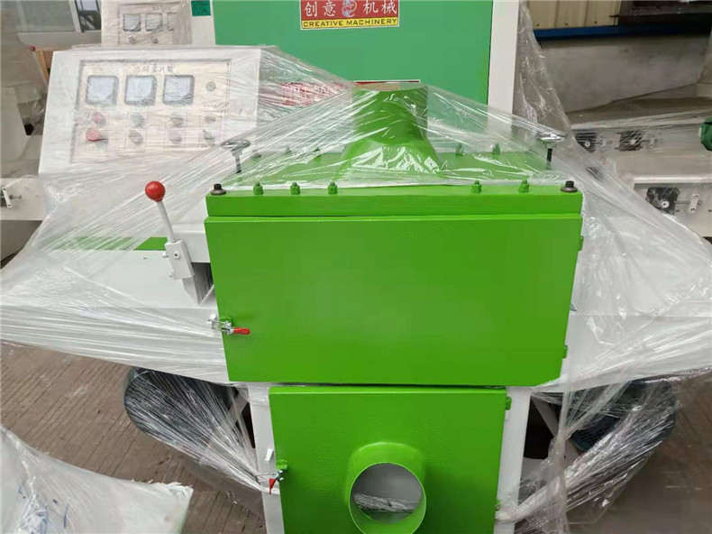 木工板方木多片鋸主軸芯每天更換鋸片時應用水對出水孔沖洗一次，或者使用風槍對準出水孔吹風，將贓物排出，確保出水孔暢通。