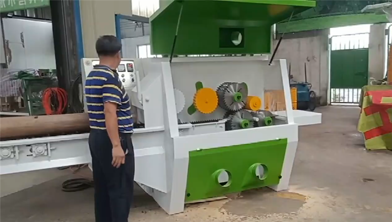 杉木圓木多片鋸整排出料均呈現(xiàn)臺(tái)階錯(cuò)位，多片鋸的上下軸鋸片或許擺布軸鋸片是不是在同一個(gè)水平面上，調(diào)整鋸軸的前后方位; 查看鋸片間的墊套中是不是有木屑，因木屑致使墊套變厚，鋸片不在同一水平面； 查看墊套是不是相同大小。