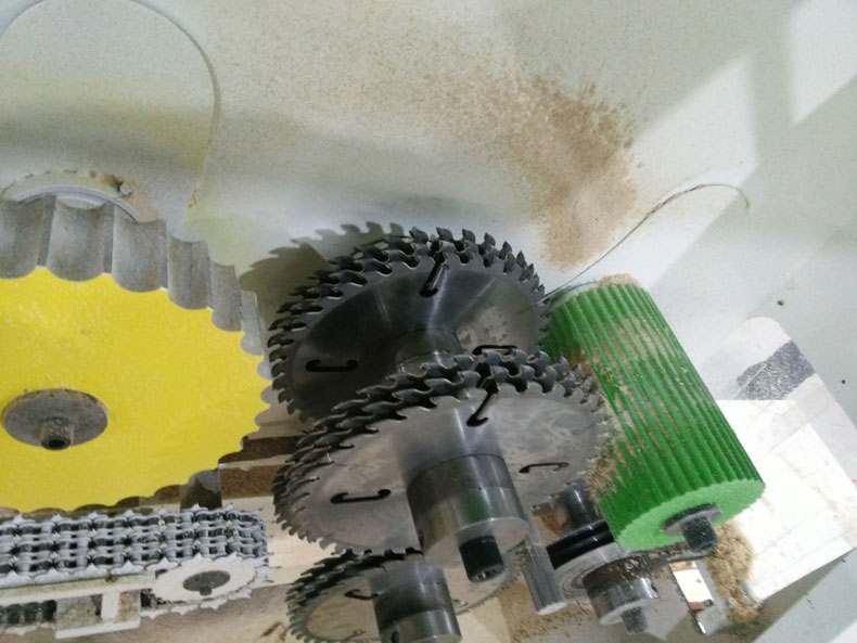 杉木圓木多片鋸單片板呈現(xiàn)臺(tái)階錯(cuò)位。因?yàn)椴糠咒徠贇?、變形形成的。解決方法：找到相對應(yīng)的方位，替換鋸片后，再查看效果；送料壓輪呈現(xiàn)跑位，送料鏈條呈現(xiàn)擺布搖擺。