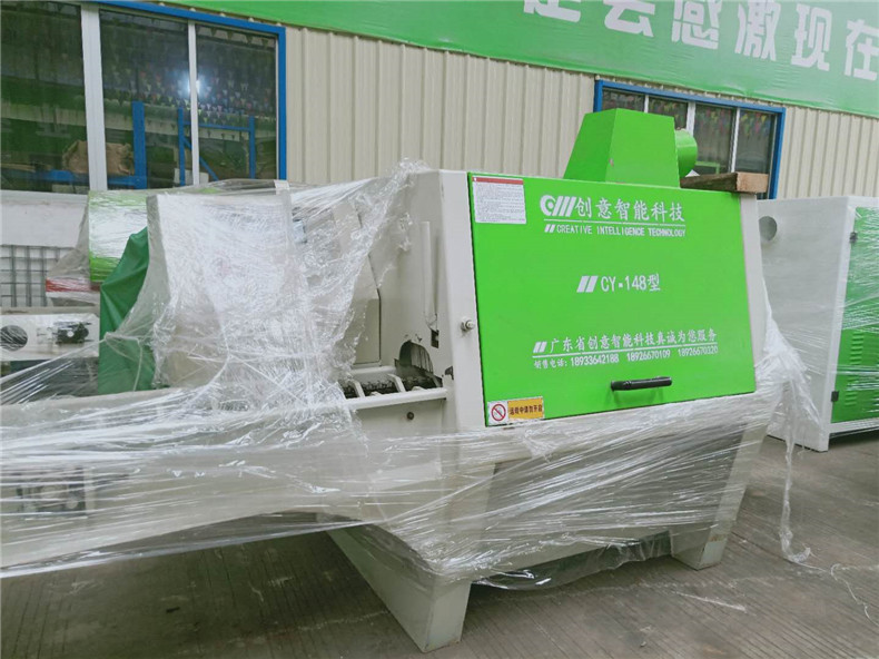 大型圓木多片鋸散熱不好是怎么回事？多片鋸鋸片不是直接原因。其次看的是多片鋸鋸片使用一段時(shí)間后會變鈍，這時(shí)再切割木料時(shí)，會增大鋸片的摩擦阻力，導(dǎo)致溫度變高，導(dǎo)致燒壞鋸片；