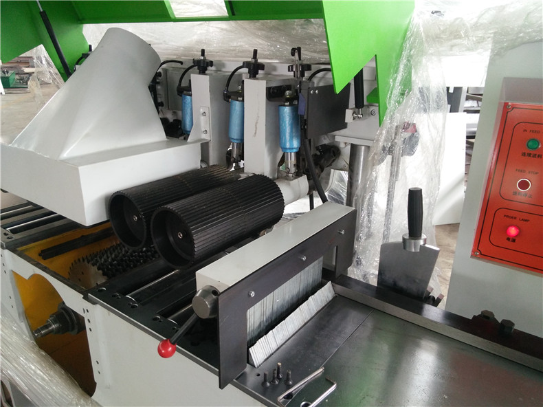 全自動(dòng)方木多片鋸具有的產(chǎn)品特色有：多片鋸使用超薄小尺寸鋸片，負(fù)荷小，省材省電；木方多片鋸送料強(qiáng)勁有力，進(jìn)退自如，不會(huì)出現(xiàn)卡死木料，不能進(jìn)退的情況；