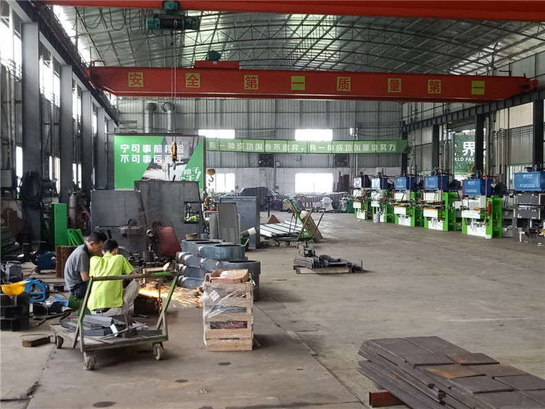 廣東創(chuàng)意木工機(jī)械廠家對于多片鋸品牌設(shè)備的自主研發(fā)，不只是保證圓木多片鋸、方木多片鋸設(shè)備的質(zhì)量，同時也不曾停止過對圓木方木多片鋸性能的提升，以及功能的完善。