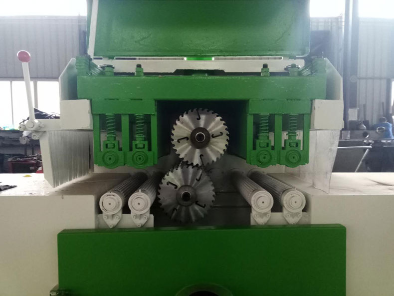 新型方木多片鋸合金鋸片的高速運(yùn)轉(zhuǎn)，會(huì)產(chǎn)生大量的高溫，所以，防止新型木方木多片鋸鋸片燒壞是基本的措施，也是常見的問題之一。  