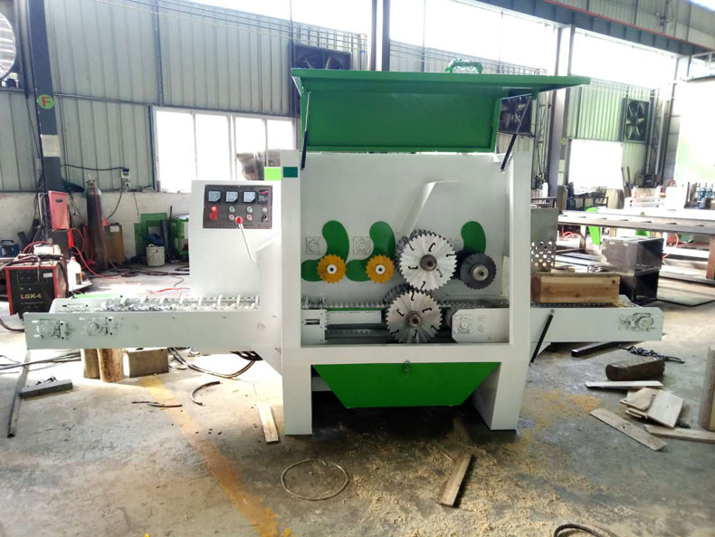 車間生產(chǎn)完工的新產(chǎn)品200型圓木多片鋸