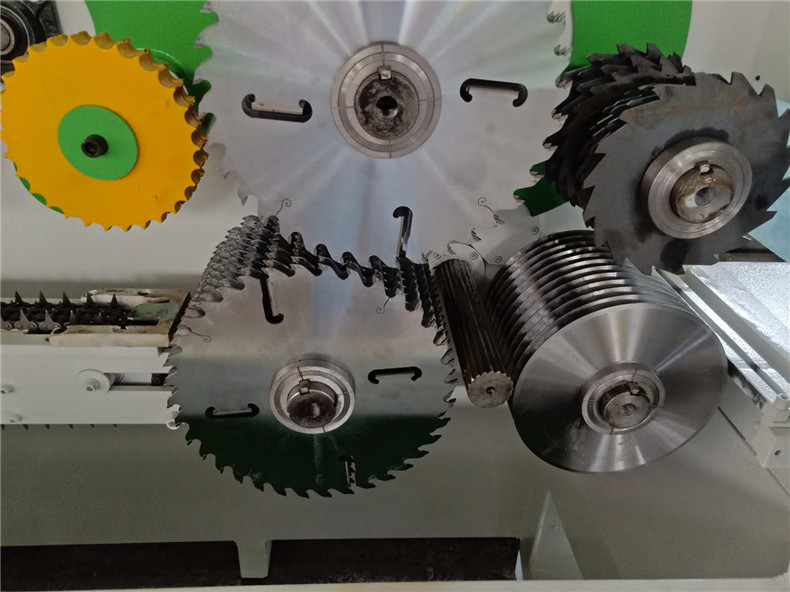 圓木多片鋸內(nèi)倉鋸片細(xì)節(jié)圖