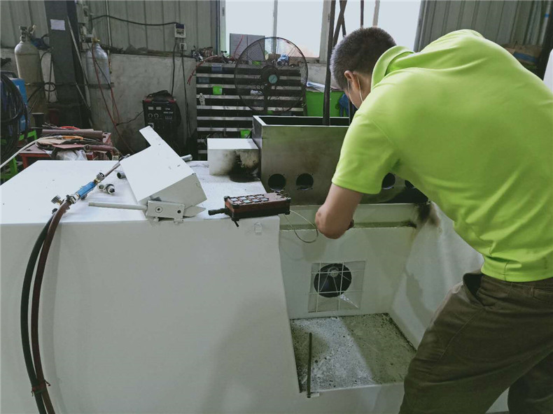 創(chuàng)意木工機(jī)械生產(chǎn)車間生產(chǎn)中的方木多片鋸