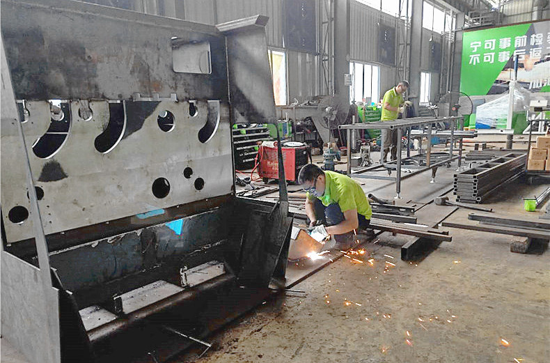 創(chuàng)意機(jī)械廠多片鋸加工車(chē)間